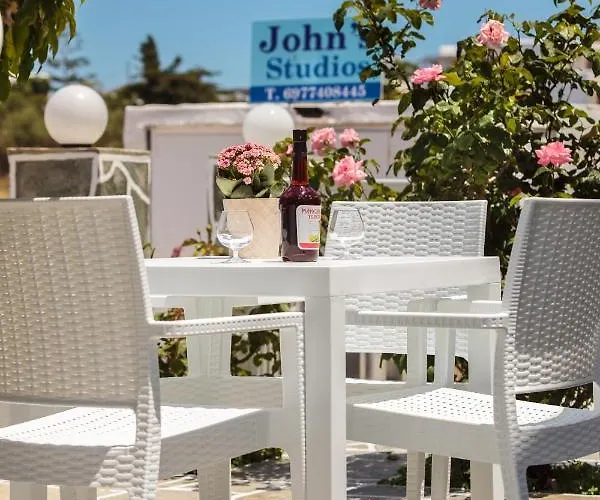 John's & Apartment *