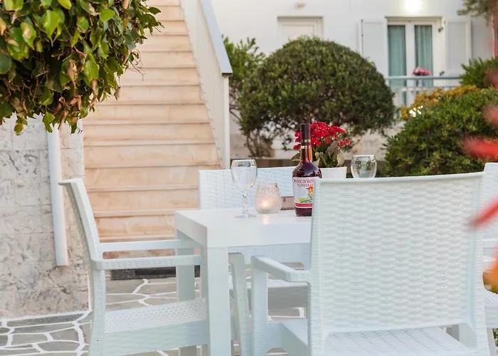 John's & Apartment Páros